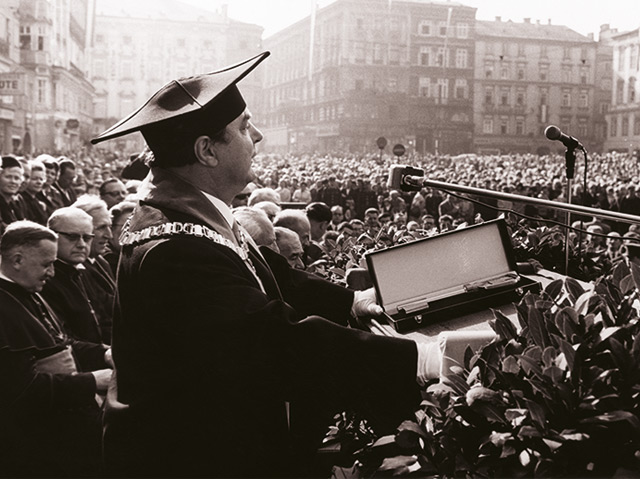Ludwig Fröhler, der Gründungsrektor, hat am 8. Oktober 1966 den Schlüssel der Stadt erhalten