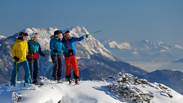 Winterbild mit vier Skifahrer_innen