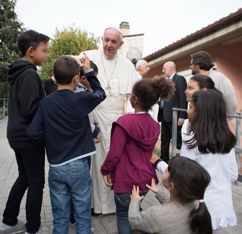 Papst besucht Kinderheim Rom