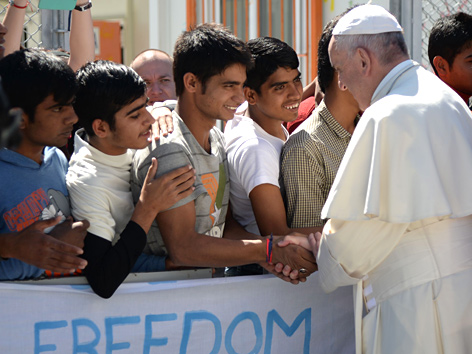 Papst Franziskus mit jugendlichen Flüchtlingen im August 2016 auf Lesbos