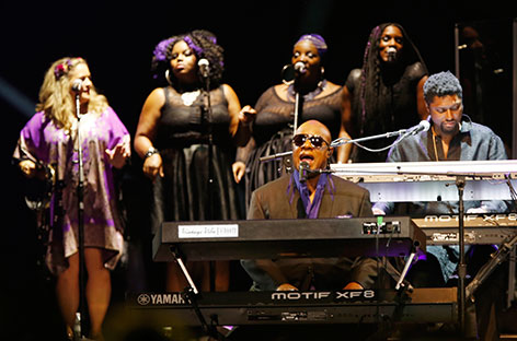 Stevie Wonder auf der Bühne beim Prince Tribute-Konzert