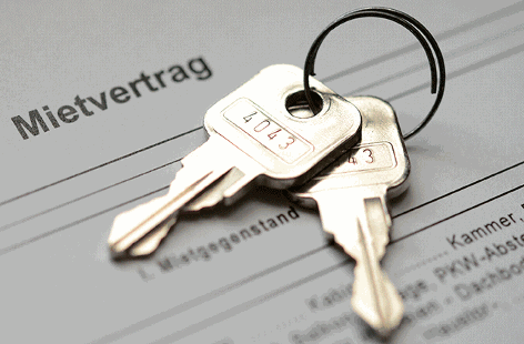 Schlüssel liegen auf einem Mietvertrag
