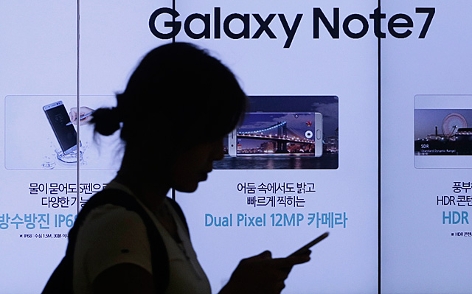 Eine Frau geht an einem Werbeplakat für das Samsung Galaxy Note 7 in Seoul (Südkorea) vorbei
