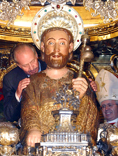 König Juan Carlos von Spanien küsst die Statue des heiligen Jakob in der Kathedrale Santiago de Compostela