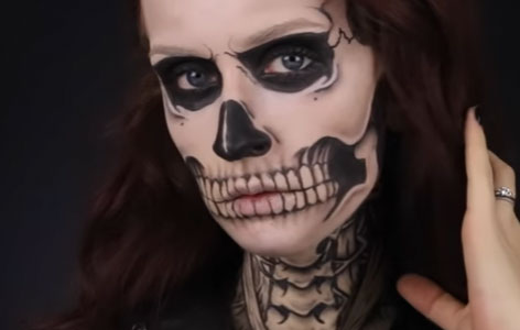 Frau mit Totenkopf-Makeup