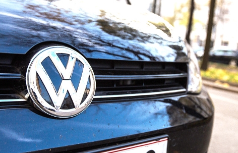 Volkswagen-Logo auf einem geparkten Auto in Wien