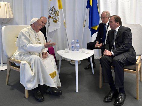 Papst Franziskus bei seinem Besuch in Schweden mit Premierminister Stefan Lofven (vorne re.)