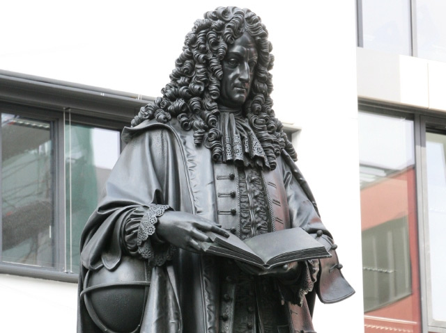 Leibniz-Denkmal im Leibnizforum an der Universität Leipzig
