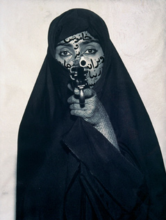 Shirin Neshat, Faceless, 1994, RC-Print und Tinte, 132,1 x 80,6 cm, Courtesy Gladstone Gallery, New York and Brussels