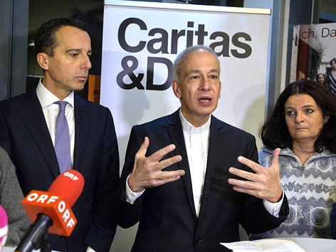 Bundeskanzler Christian Kern und Caritas-Präsident Michael Landau (r.) in der gRuft auf Einladung der Caritas
