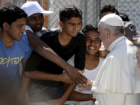 Papst Franziskus mit jungen Flüchtlingen in Lesbos (Moria Flüchtlingslager) 2016