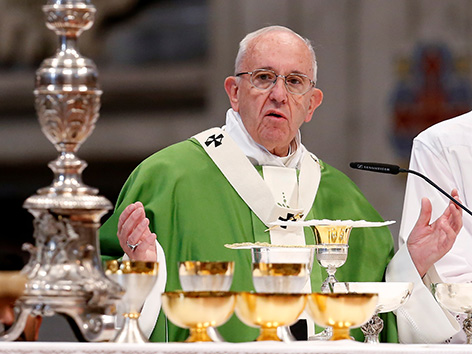 Papst Franziskus feiert eine Messe mit Obdachlosen im St.Petersdom im Vatikan