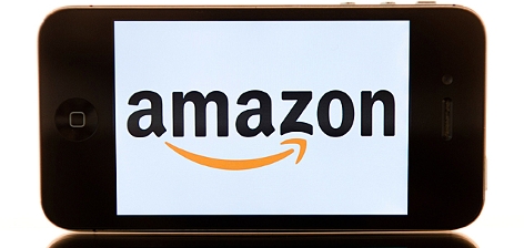 Das Logo des Internethändlers Amazon ist auf einem i-Phone zu sehen