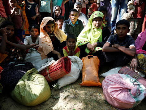 Aus Myanmar geflüchtete muslimische Rohingya in Bangladesch vor einem Flüchtlingslager
