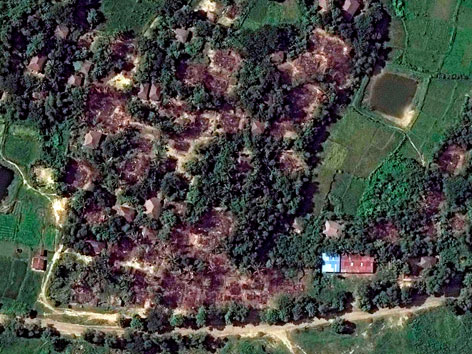 Luftansicht eines fast völlig zerstörten Rohingya-Dorfes