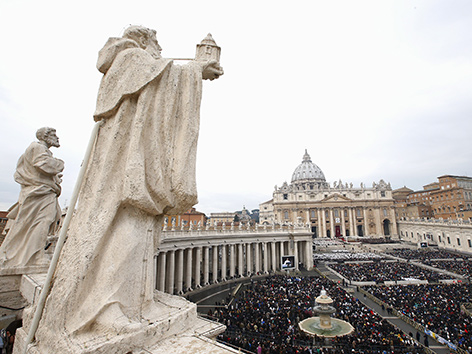 Blick auf den Petersplatz. Links im Bild zwei Statuen aus Stein