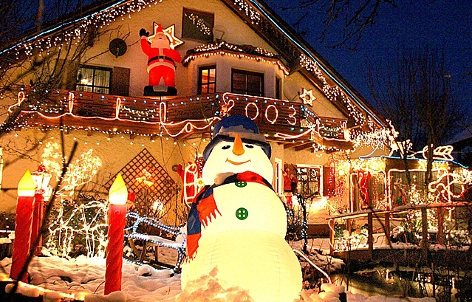ein weihnachtlich geschmücktes Haus mit vielen Figuren