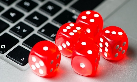 Glücksspiel am PC - Würfel und Laptop