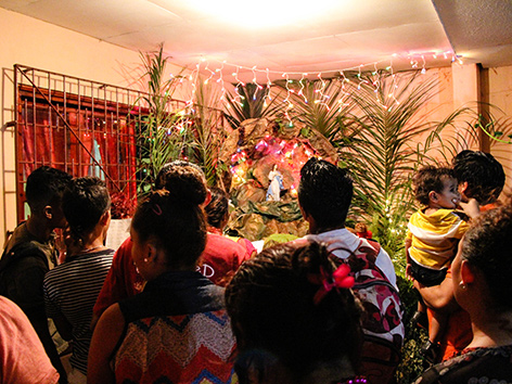 Menschen vor einem Hausaltar zur Griteria in Nicaragua