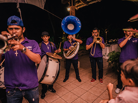 Musikanten "Chicheros" mit Blasinstrumenten und Trommeln zur Griteria in Nicaragua