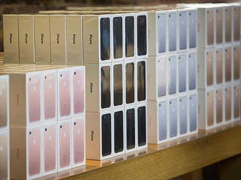 Viele Kartons mit iPhone-7-Modellen in verschiedenen Farben