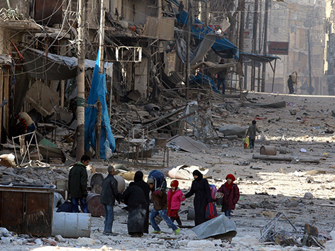 Menschen am Kriegsschauplatz Aleppo in Syrien