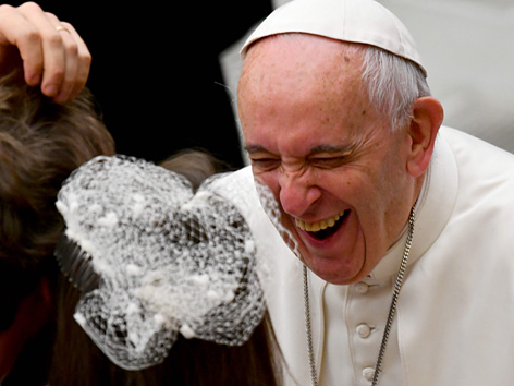 Papst Franziskus lacht während einer Audienz
