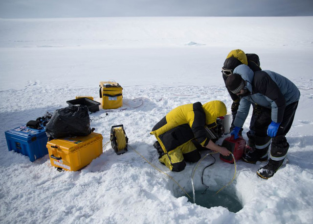 Forscher bohren ein Loch ins Eis