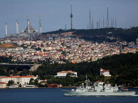 Blick über Istanbul mit Schiff im Vordergrund, im Hintergrund die Hagia Sophia