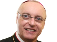 Bischof Ägidius Zsifkovics im Portrait, nachdenklich lächelnd