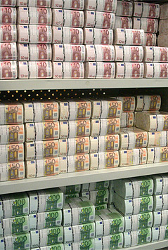 Geldschein-Bündel in einem Regal der Österreichischen Nationalbank