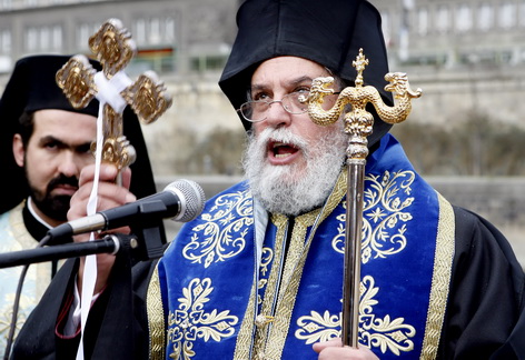 Der griechisch-orthodoxe Metropolit von Austria Erzbischof Michael Staikos waehrend der  Grossen Wasserweihe mit Flusssegnung