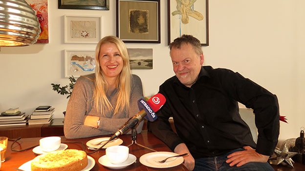 Claudia Stöckl und Stefan Ruzowitzky an einem gedeckten Tisch