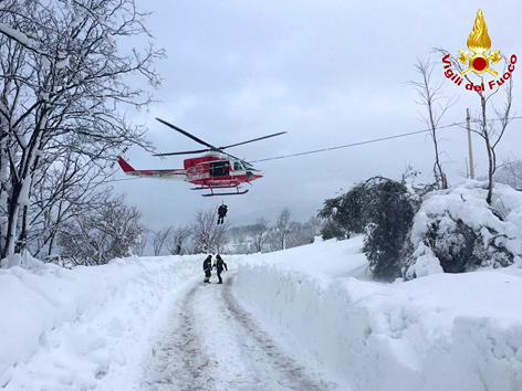 Ein Rettungshubschrauber hilft beim Lawinenunglück im Apennin, Italien