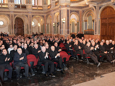 Geistliche und Laien des Opus Dei bei einer Veranstaltung