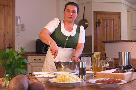 Angela Schilchegger, Ortsbäuerin von St. Martin am Tennengebirge, in der Küche