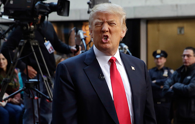 Donald Trump mit expressiver Geste vor einer TV-Kamera