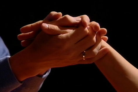 Mann und Frau geben sich die Hände. Hand Ring
