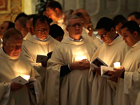 Ordensmänner bei einer Messe für Ordensleute in der Peterskirche, Vatikan