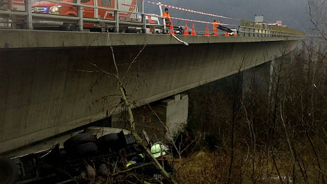 LKW ist von Brücke gestürzt