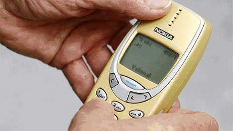 Nokia 3310 in den Händen