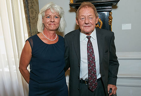 Wolfgang Ambros und Uta Schäfauer lächeln.