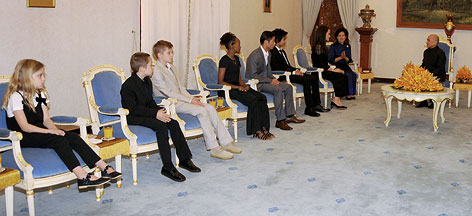 Anglina Jolie mit ihren Kindern beim König von Kambodscha.