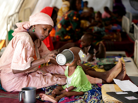 Eine Mutter gibt ihrem Kleinkind in einem Hilfszentrum in Nigeria zu essen