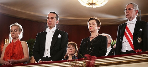 Bundeskanzler Kern und Bundespräsident Alexander Van der Bellen mit ihren Ehefrauen am Opernball 2017