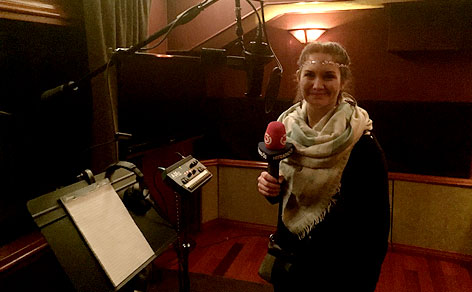 Gabi Hiller am Mikrofon des Nightbird Recording Studios