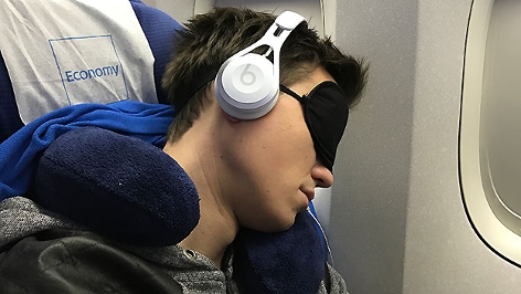 Philipp Hansa schlaft im Flugzeug