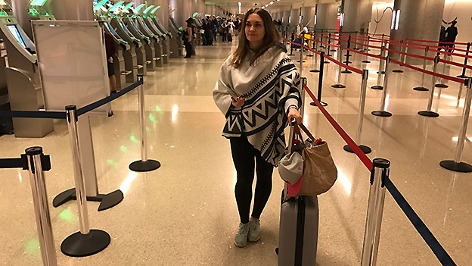 Gabi Hiller mit Koffer am Flughafen