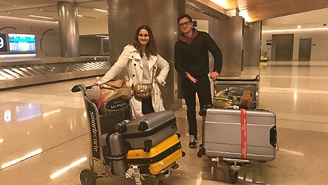 Gabi Hiller und Philipp Hansa mit ihren Koffern am Flughafen