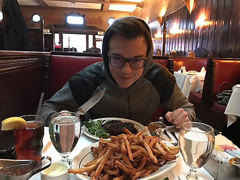 Philipp Hansa mit Steak und Pommes Frites in einem amerikanischen Diner
